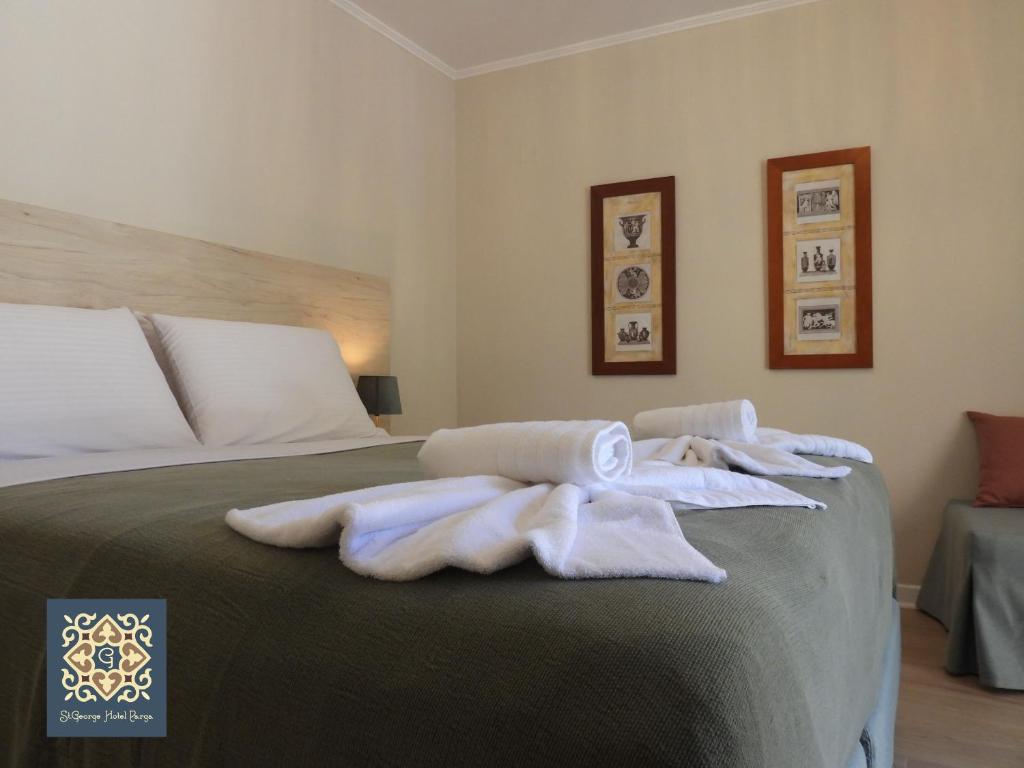Postel nebo postele na pokoji v ubytování Saint george Hotel Parga