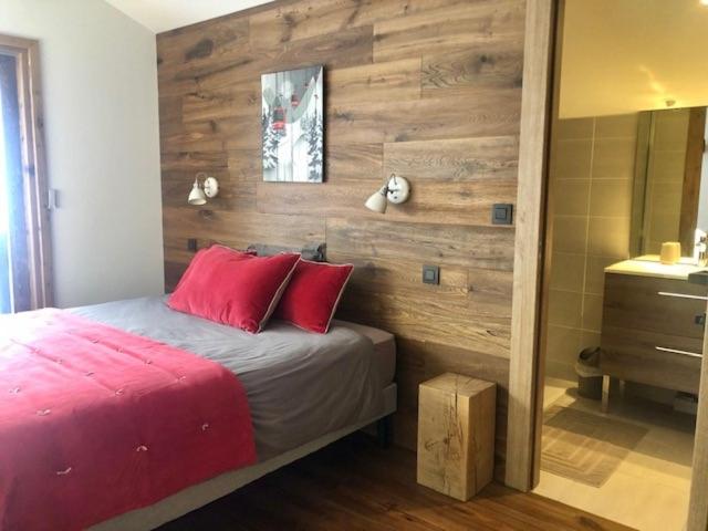 Postel nebo postele na pokoji v ubytování Penthouse l'Ourse Bleue - Sauna privatif - accès direct aux pistes
