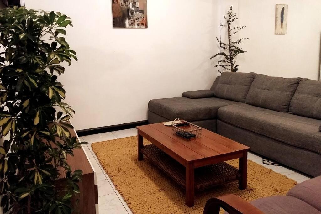 un soggiorno con divano e tavolino da caffè di REG AMPLIO Y ACOGEDOR DEPTO CENTRO HISTÓRICO CDMX a Città del Messico