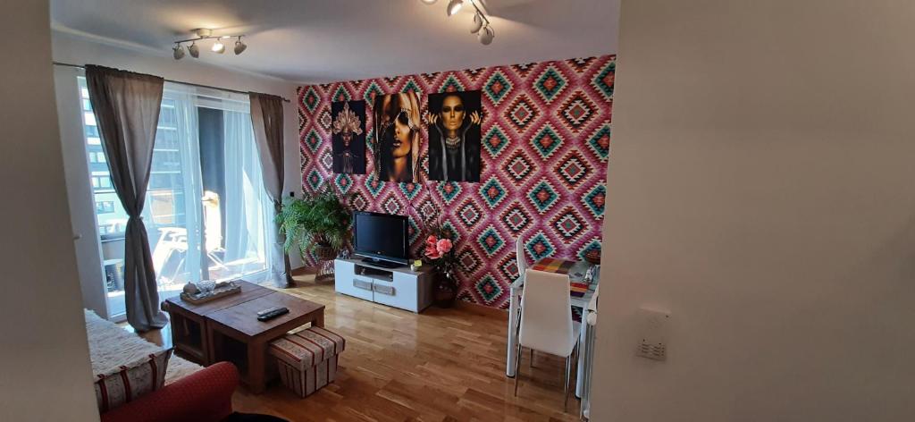 サラエボにあるSarajevo Bulevarのリビングルーム(テレビ、ソファ、テーブル付)