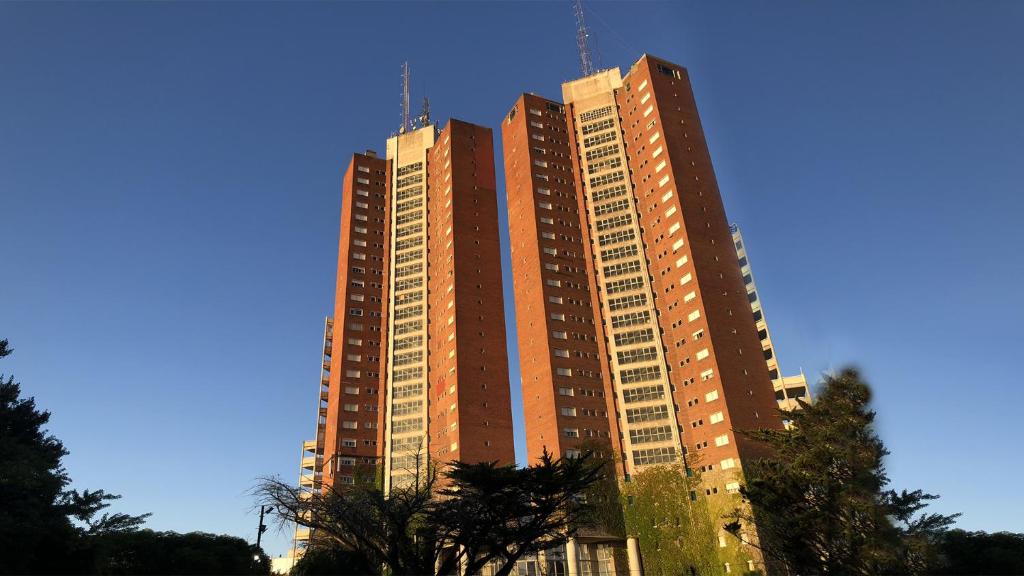 ein hohes Gebäude mit Antennen darüber in der Unterkunft Torres de Manantiales Apart Hotel in Mar del Plata