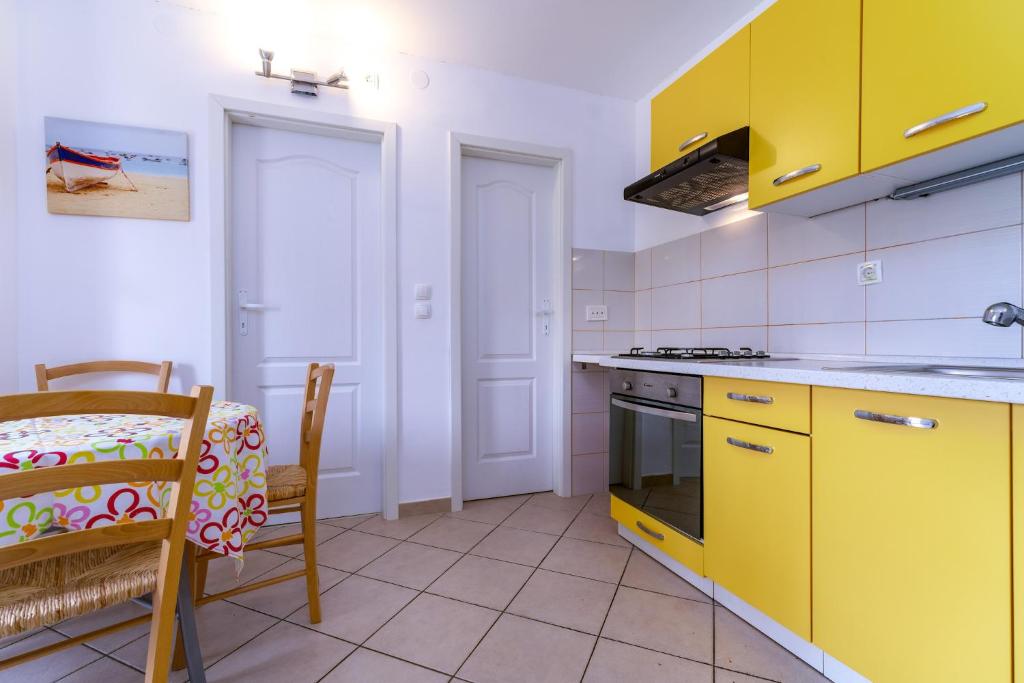 Kuchyň nebo kuchyňský kout v ubytování Apartmani RUBESSA