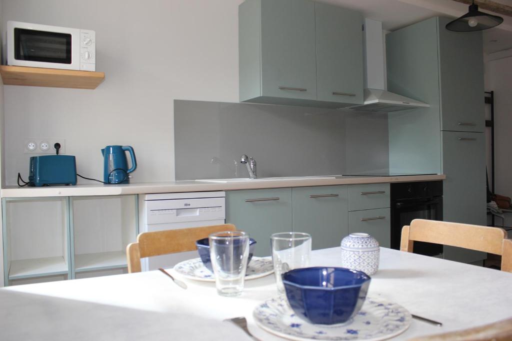 Kuchyňa alebo kuchynka v ubytovaní Suzon appartement idéalement situé