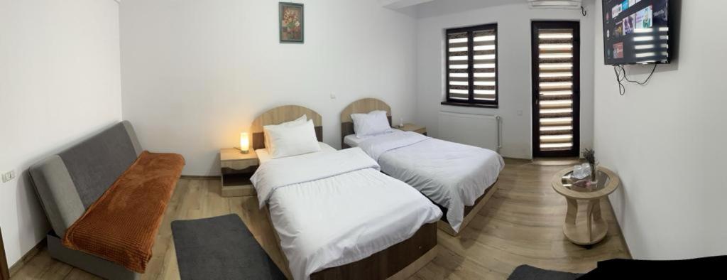 Postel nebo postele na pokoji v ubytování PENSIUNEA CAMELIA