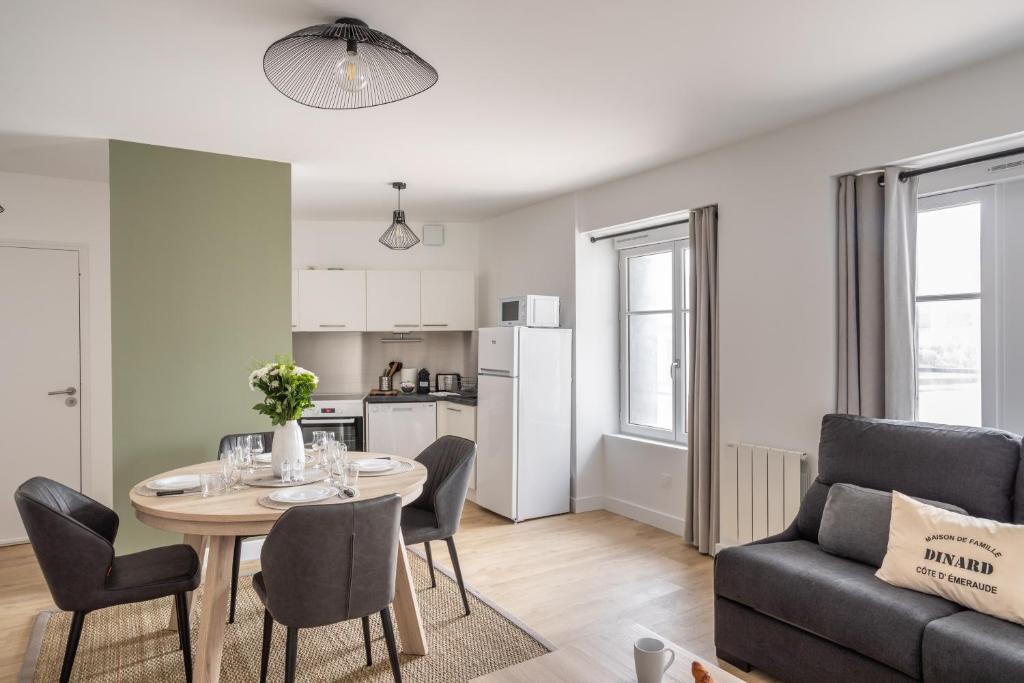 un salon avec une table et un canapé dans l'établissement L'EUCALYPTUS - Charmant appartement de 52m2, à Dinard