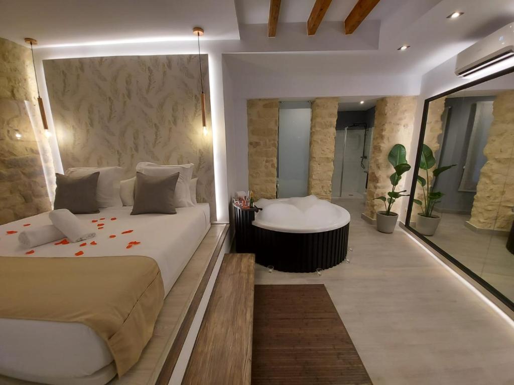 S30 Reina Victoria في أليكانتي: غرفة نوم بسرير كبير وحوض استحمام