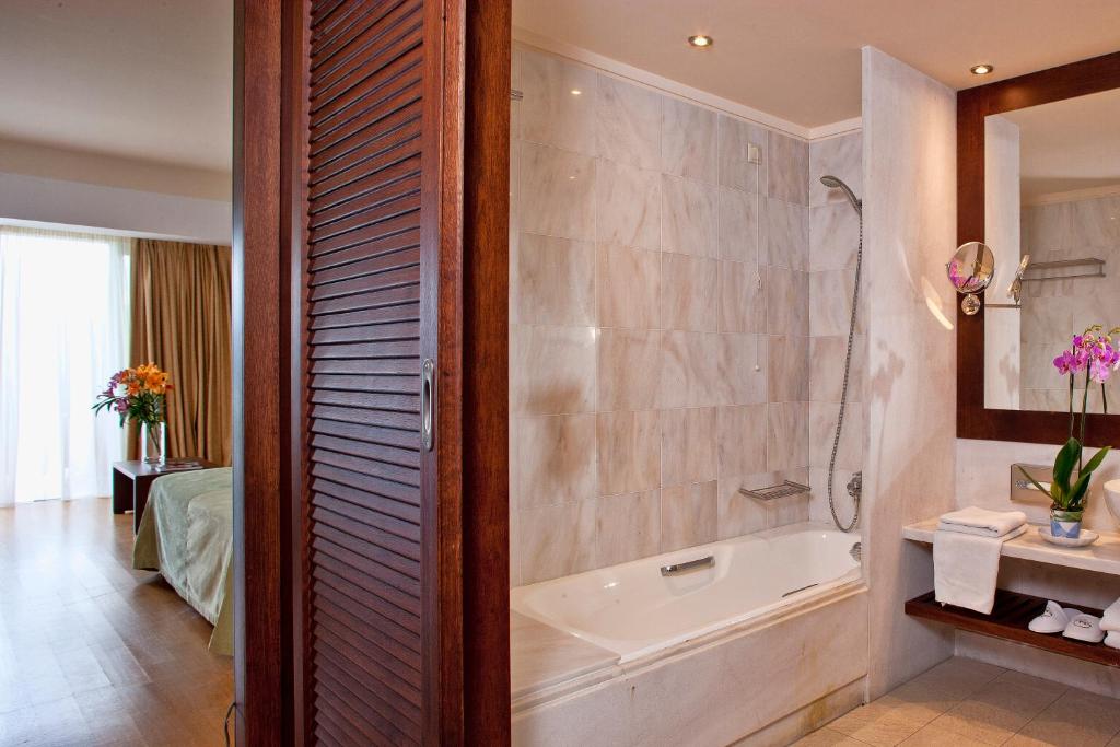 Koupelna v ubytování Kontokali Bay Resort & Spa