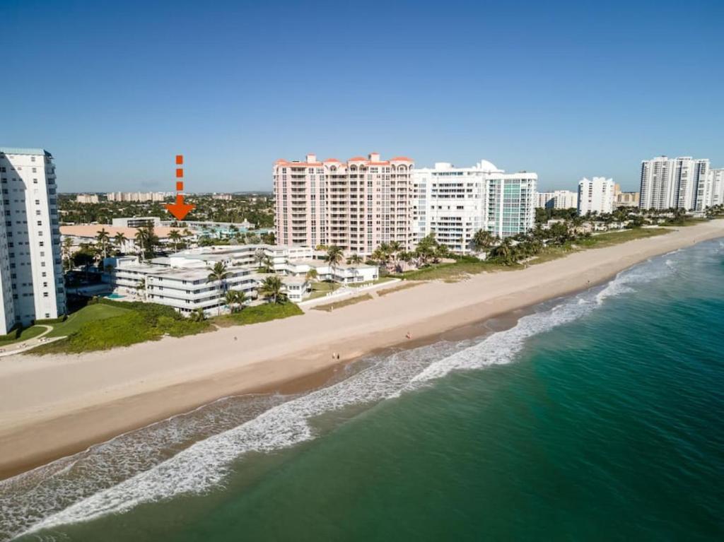 una vista aérea de una playa con edificios y el océano en Ocean Ocean Ocean International Studio 209 en Pompano Beach