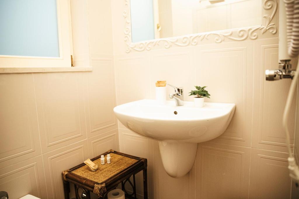 A bathroom at Palazzo de Brado