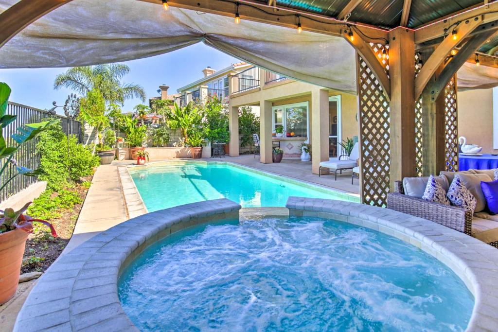 una piscina en el patio trasero de una casa en Luxury San Diego Home with Pool, Spa and Views!, en San Diego
