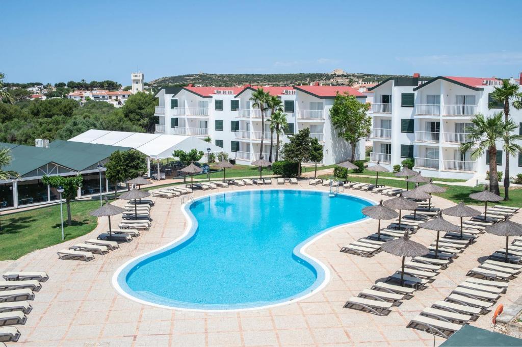 Utsikt mot bassenget på Pierre & Vacances Menorca Cala Blanes eller i nærheten
