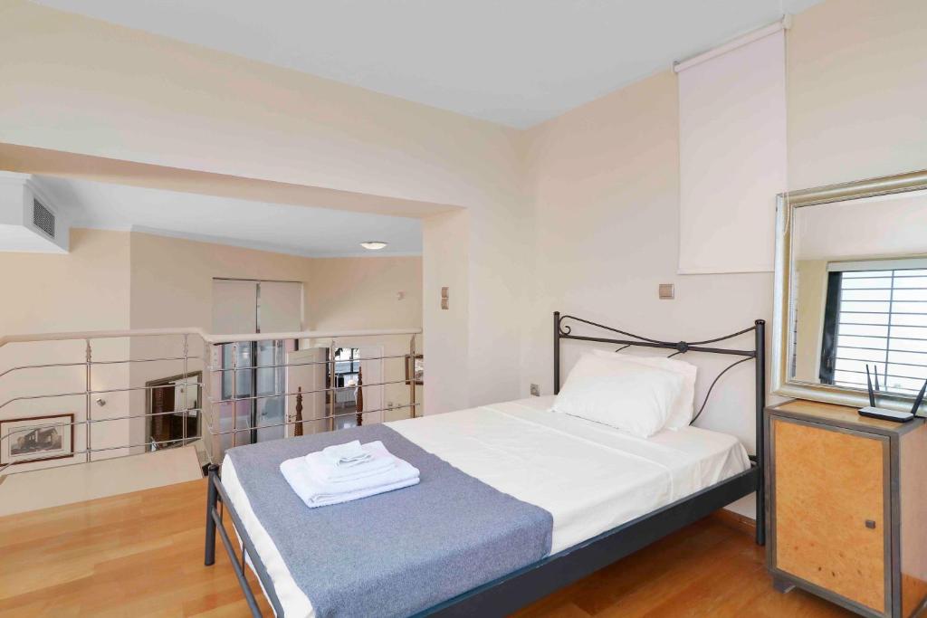 A bed or beds in a room at Black Diamond Beachfront Pool Villa Pasithea in Sounio, Athens