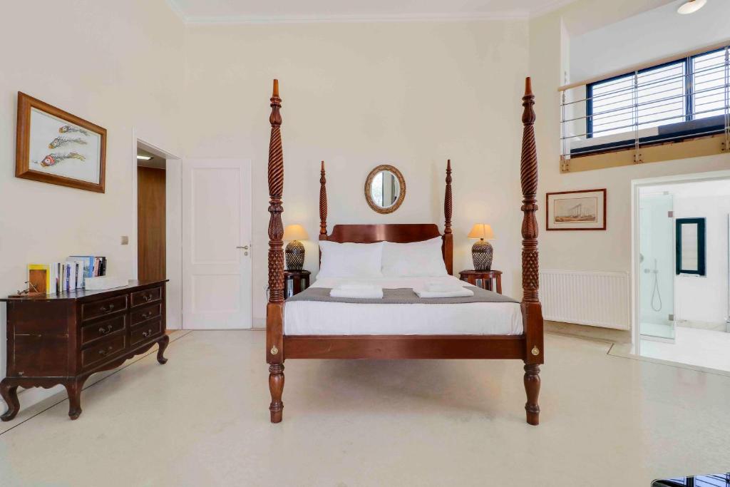 A bed or beds in a room at Black Diamond Beachfront Pool Villa Pasithea in Sounio, Athens