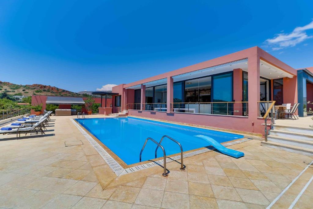The swimming pool at or close to Black Diamond Beachfront Pool Villa Pasithea in Sounio, Athens