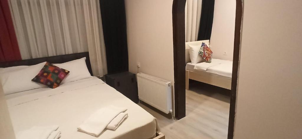een kleine kamer met een bed en een spiegel bij moonlight (AY IŞIĞI ) in Canakkale