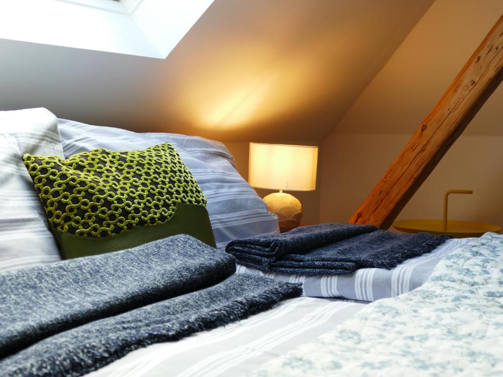 una pila de toallas en una cama en una habitación en Luiza Fewo, en Trittenheim