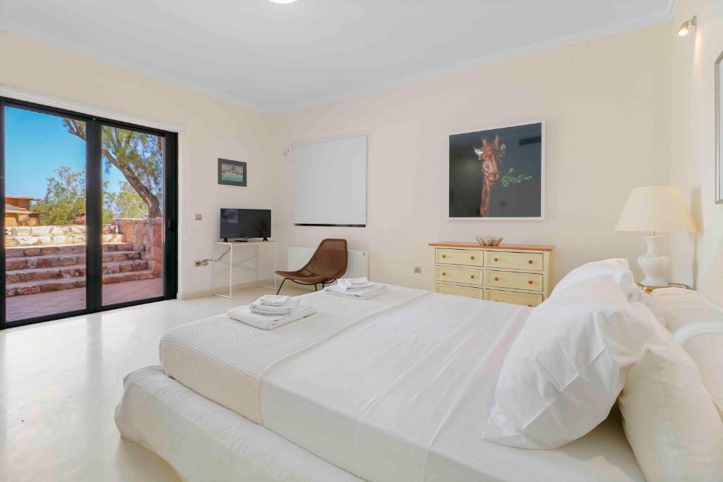 A bed or beds in a room at Black Diamond Beachfront Pool Villa Pasithea in Sounio, Athens