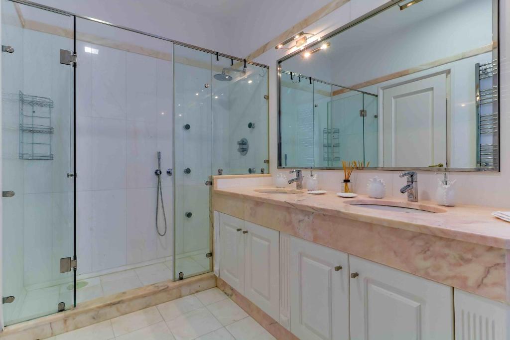 A bathroom at Black Diamond Beachfront Pool Villa Pasithea in Sounio, Athens