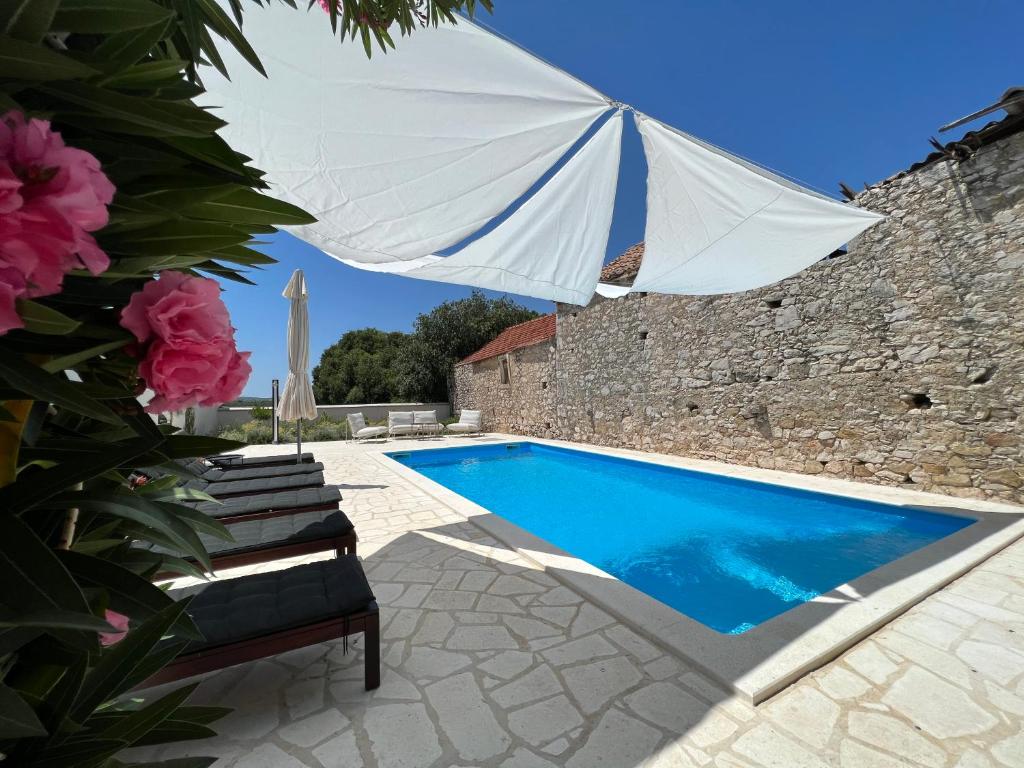 Bazén v ubytování Boutique House Ika with Private Swimming Pool nebo v jeho okolí