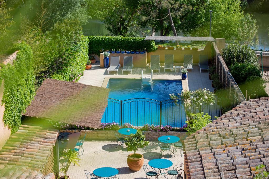 - une vue sur la piscine avec des tables et des chaises dans l'établissement Casa-Belle Chambres d hotes, à Sérignan