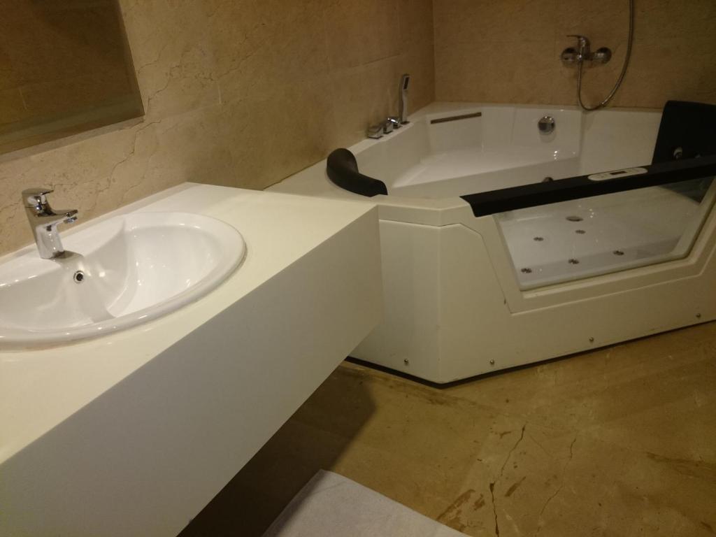 Koupelna v ubytování Diana Heights Luxury Hotel