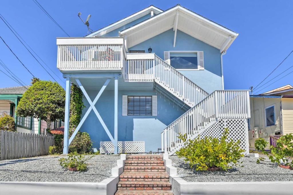 una casa azul con escaleras delante en Breezy Monterey Apt Walk to Downtown and Beach, en Monterey