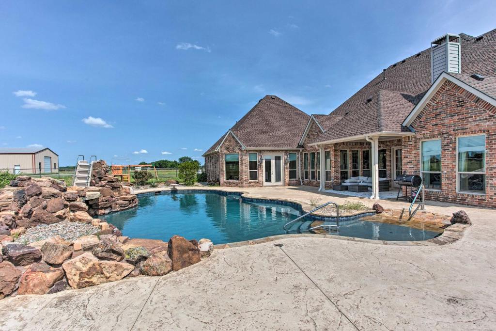een huis met een zwembad in de tuin bij Chic Ranch Villa Less Than 5 Mi to Lake Ray Roberts! in Pilot Point