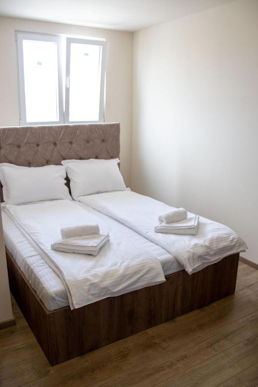 
Deluxe Double Room (2 Adults + 1 Child)
