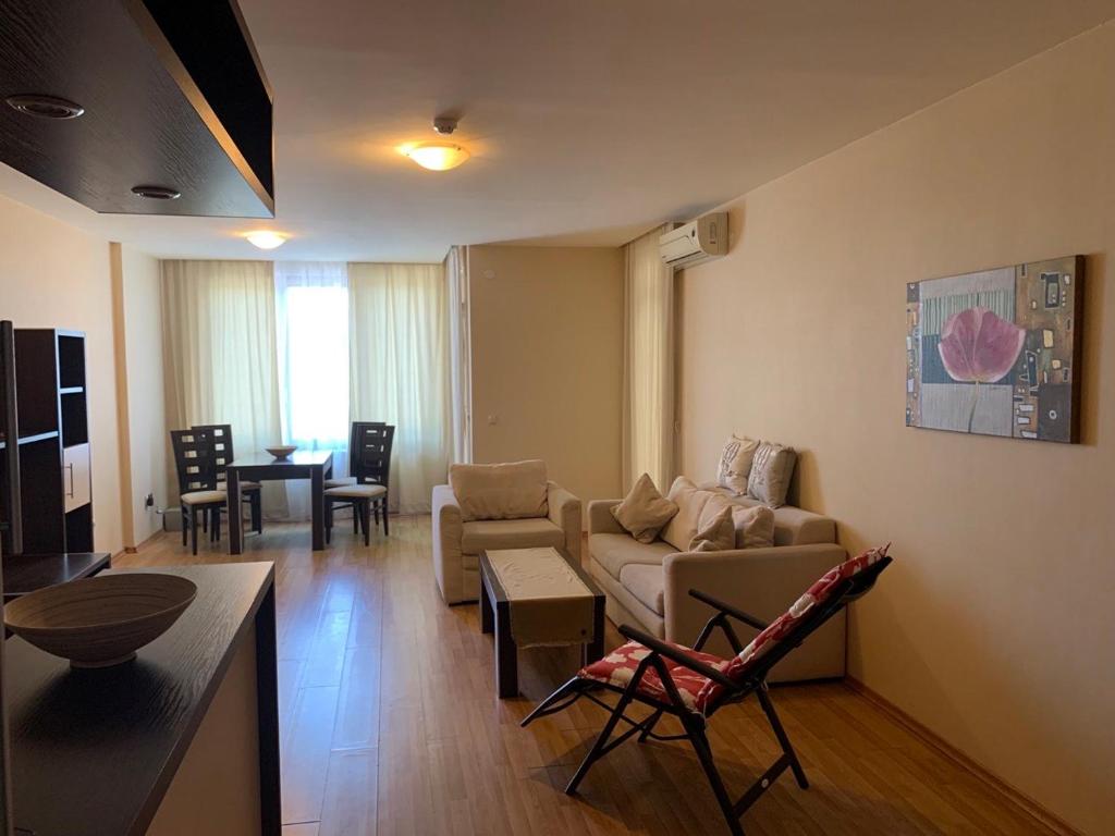 sala de estar con sofá y mesa en Two bedroom apartment 5 minutes from the beach, en Golden Sands