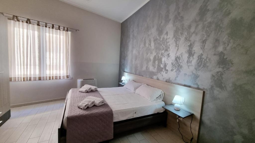 una camera da letto con un letto e un asciugamano sopra di Residenza Atena a Tropea