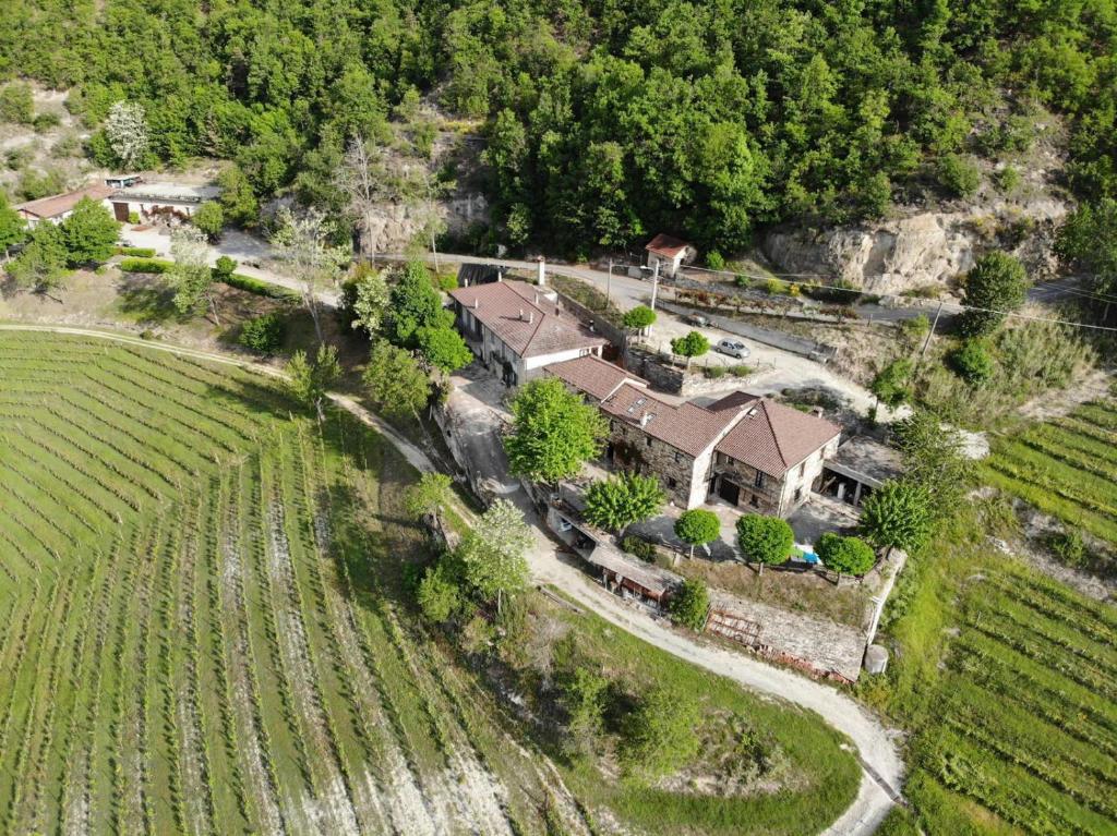 una vista aerea di una casa in un campo di Cascina Bertolotto Wine Resort a Spigno Monferrato