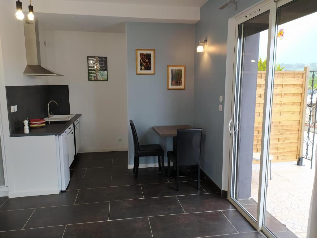 Kuchyň nebo kuchyňský kout v ubytování AUBERGE LE GABACHOU
