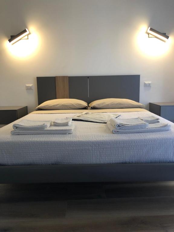 Postel nebo postele na pokoji v ubytování A Due Passi Dalla Scalinata Rooms