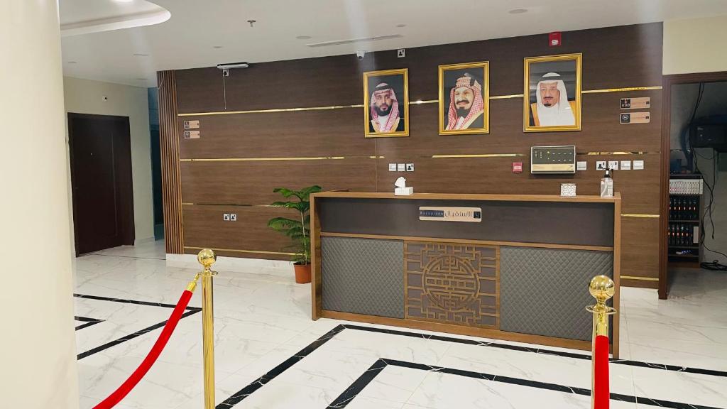 eine Lobby mit einer Rezeption mit einem roten Band in der Unterkunft فندق فخر ينبع 5 in Yanbu