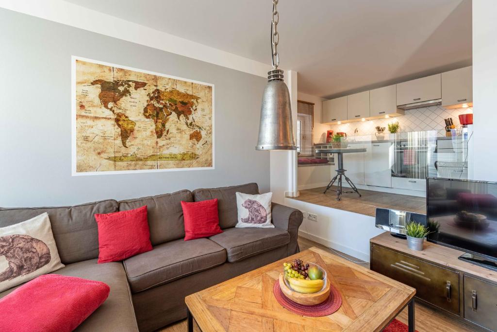SEASIDE APARTMENTS - TOWNHOUSE في إكرنفورده: غرفة معيشة مع أريكة وطاولة