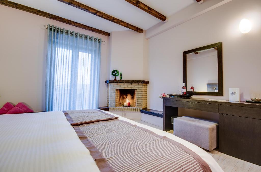 Łóżko lub łóżka w pokoju w obiekcie Perivoli Country Hotel & Retreat