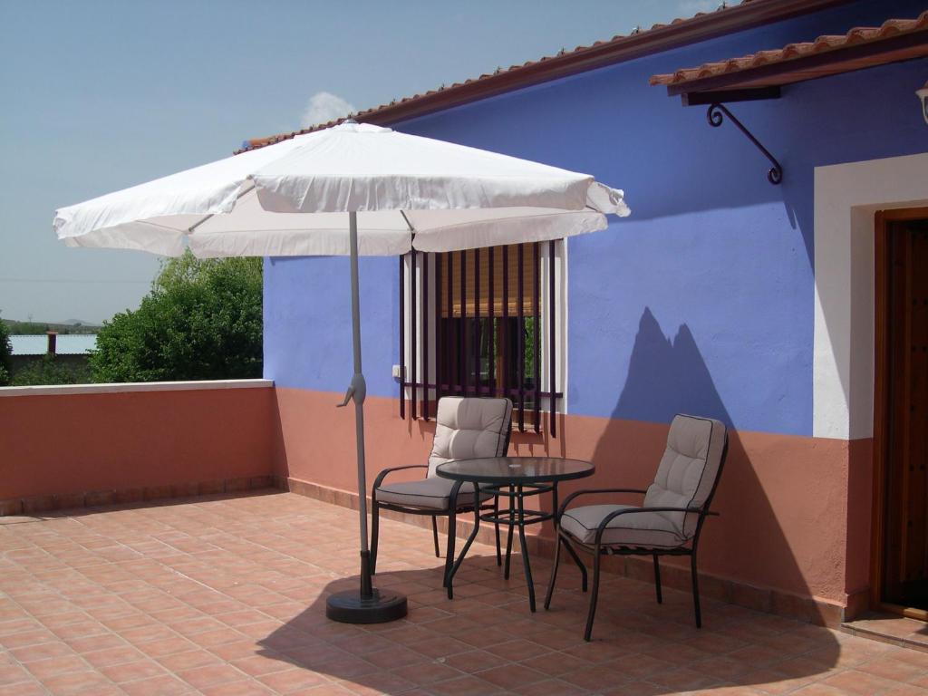 A balcony or terrace at La Venta de las Estrellas Casas Rurales