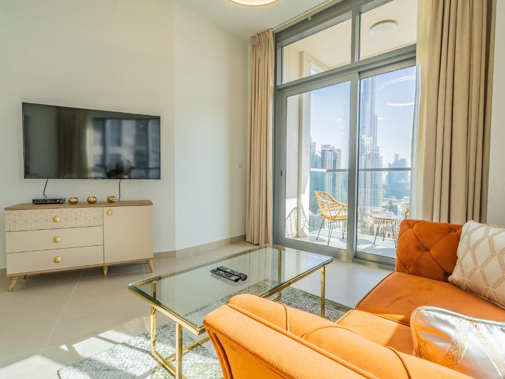 TV a/nebo společenská místnost v ubytování Glamorous Apartment Facing Burj Khalifa