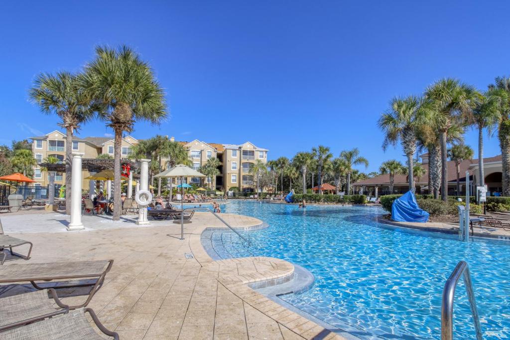 una piscina en un complejo con palmeras en Disney Retreat Two in Windsor Hills Resort, en Orlando