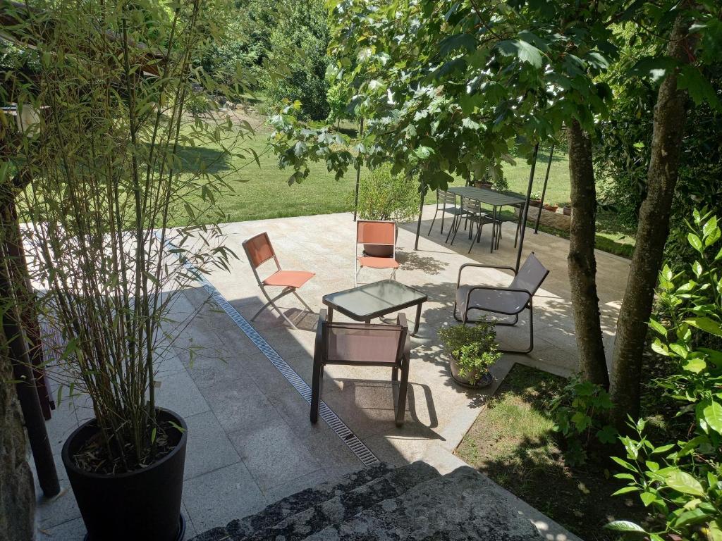 A garden outside A CASA DO BUXO