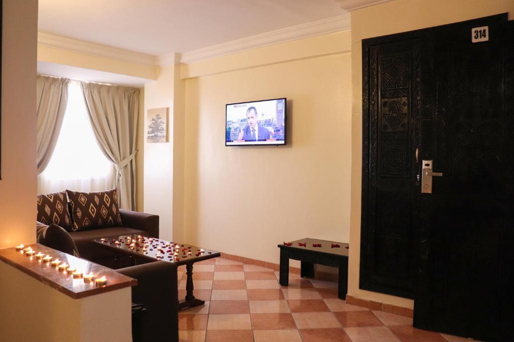 Una televisión o centro de entretenimiento en Hôtel Riad Salam Agadir