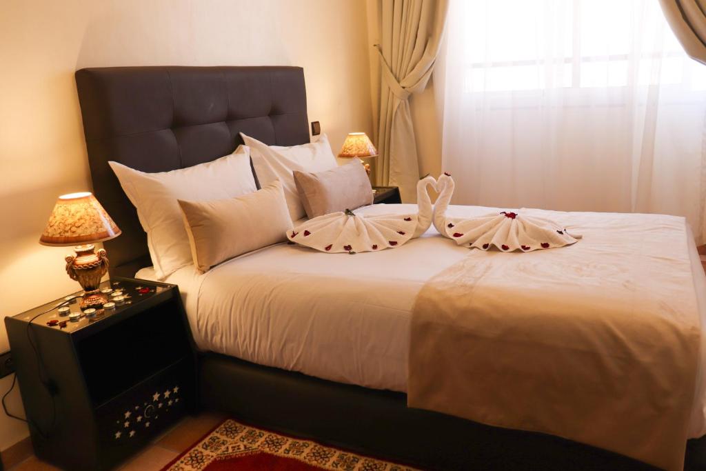 Cama o camas de una habitación en Hôtel Riad Salam Agadir