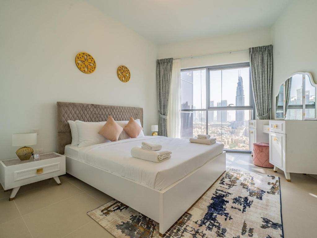 Postel nebo postele na pokoji v ubytování Glamorous Apartment Facing Burj Khalifa