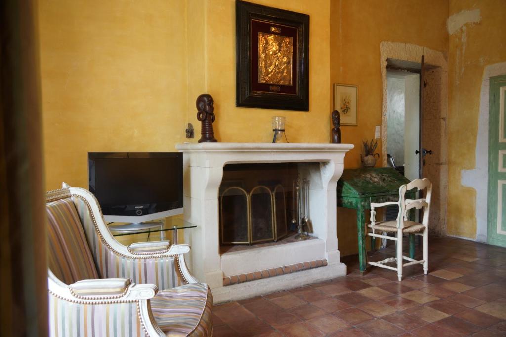 TV a/nebo společenská místnost v ubytování Maison en Provence