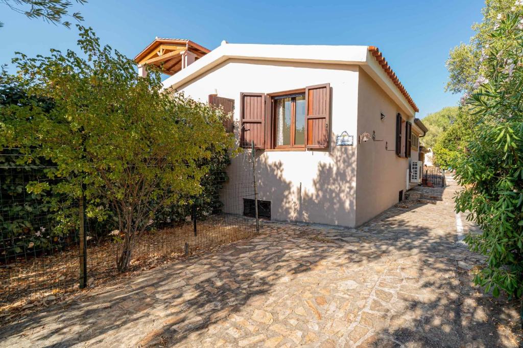 Το κτήριο όπου στεγάζεται  η παραθεριστική κατοικία