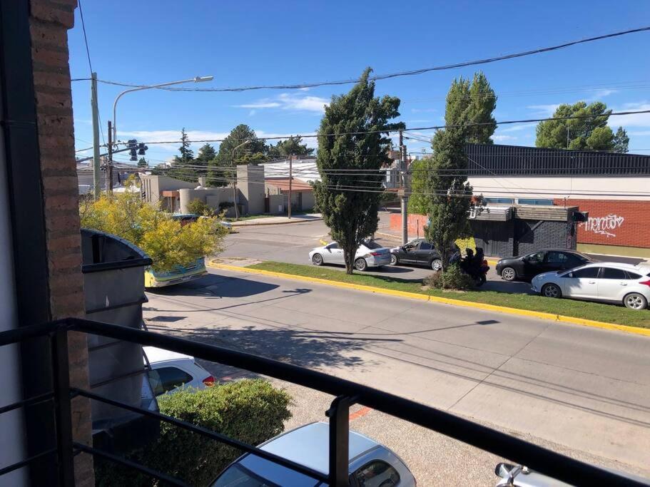 widok z balkonu ulicy z zaparkowanymi samochodami w obiekcie Amplia casa dos pisos, estacionamiento, patio. w mieście Puerto Madryn