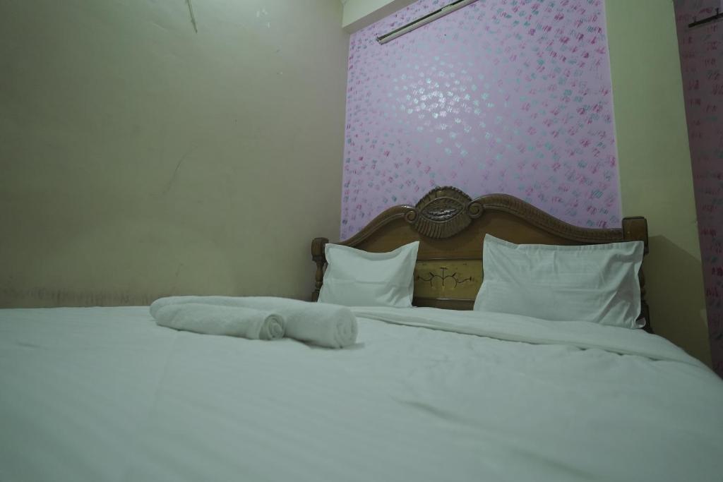Een bed of bedden in een kamer bij Hotel Shivsadan by WB Inn