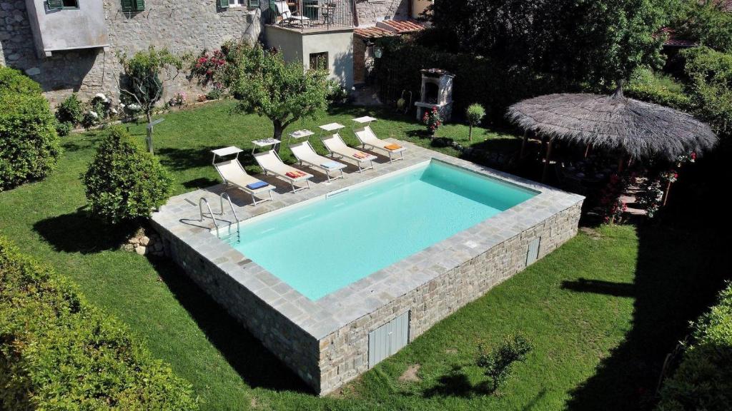 widok na basen w ogrodzie w obiekcie Casa Reasco 6 w mieście Roccastrada