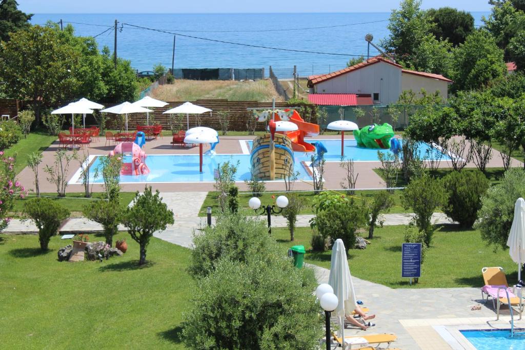 Bazén v ubytování Poseidon Palace nebo v jeho okolí