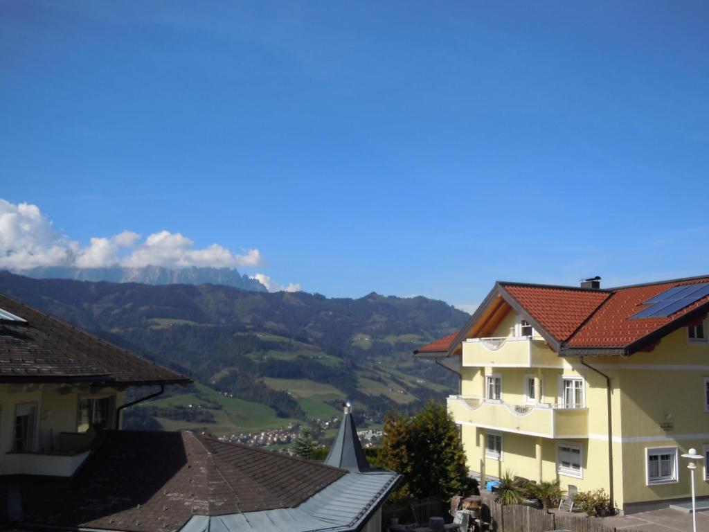 Ein allgemeiner Bergblick oder ein Berglick von der Ferienwohnung aus